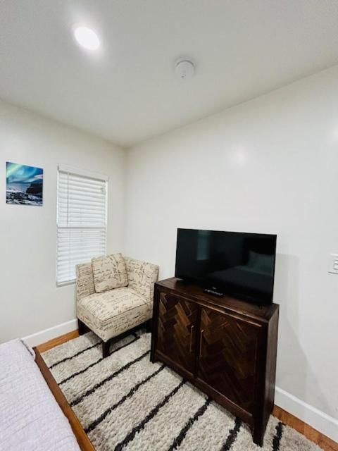 Gated Contemporary 3 Bedroom - 2 Bathroom Home In South La Plus Parking Los Angeles Exteriör bild